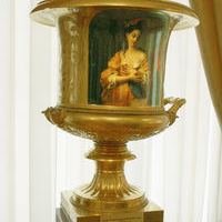Ваза с копией картины Жака-Франсуа Куртена "Молодая женщина перед зеркалом"