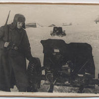 Фотография. Портрет Кондратьева В.А.  с пушкой.