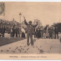 Открытка. Paris Vecu. Charmeur d’Ouiseaux aux Tuileries (Париж прошлого. Заклинатель птиц в Тюильри). Набор открыток "Paris. Quelques scenes" ("Париж. Несколько сцен")