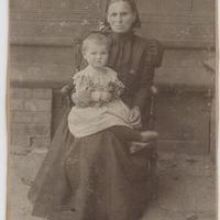 Фотография. Портрет Зноско Валентины в 1,5-2-годовалом возрасте на коленях у бабушки