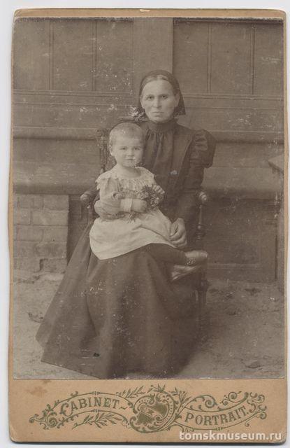 Фотография. Портрет Зноско Валентины в 1,5-2-годовалом возрасте на коленях у бабушки