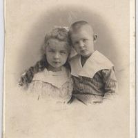 Фотография. Портрет Зноско Валентины с младшим братом Виталием