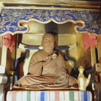 Скульптура. Буддийский монах (Кукай). В деревянном киоте.