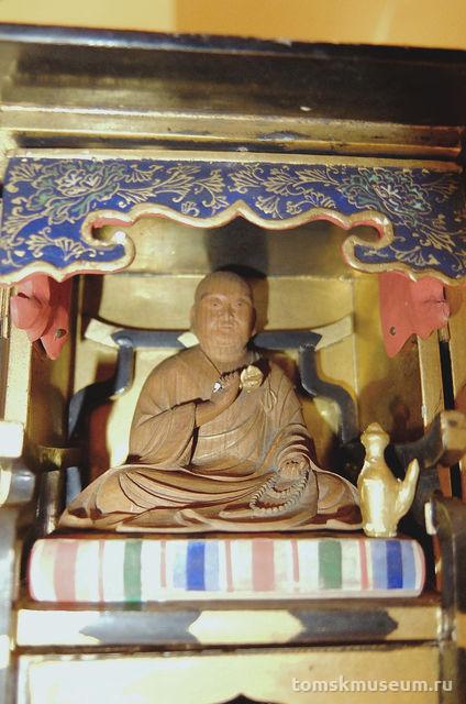Скульптура. Буддийский монах (Кукай). В деревянном киоте.