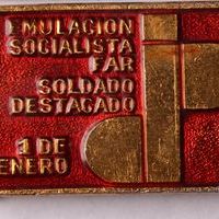 Знак нагрудный «Emulacion socialista FAR soldado destacado.1 de enero» (исп. «Отличник социалистического соревнования кубинских вооружённых сил. 1 января»)