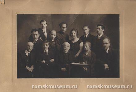 Фотография. Профессор М.Г. Курлов со своими учениками